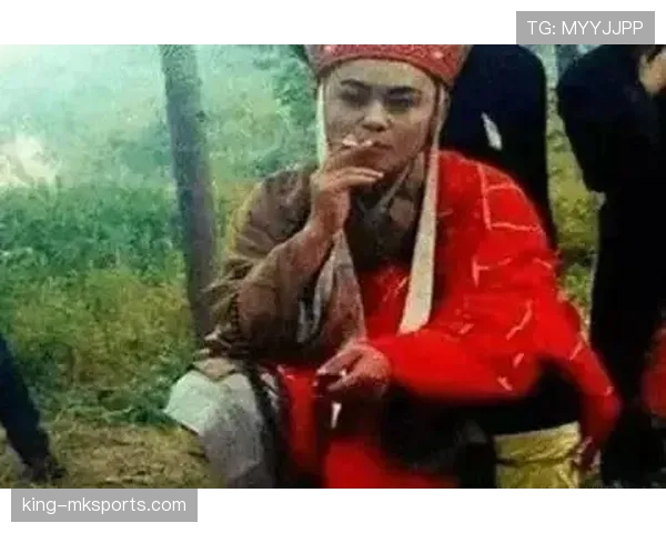 卢玉菲训练完背着大牌包走人，画面离谱到像明星片场