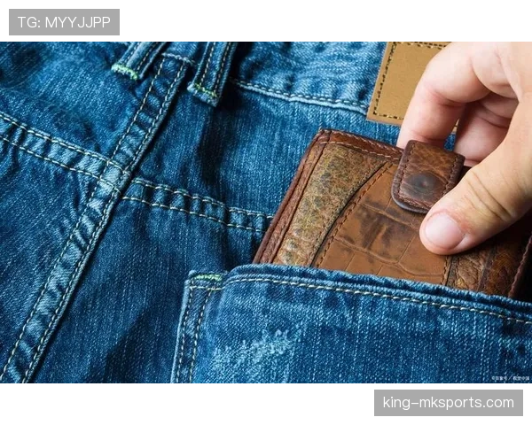 董志豪床上一件随手丢的外套价格，我当场想给钱包申请休假